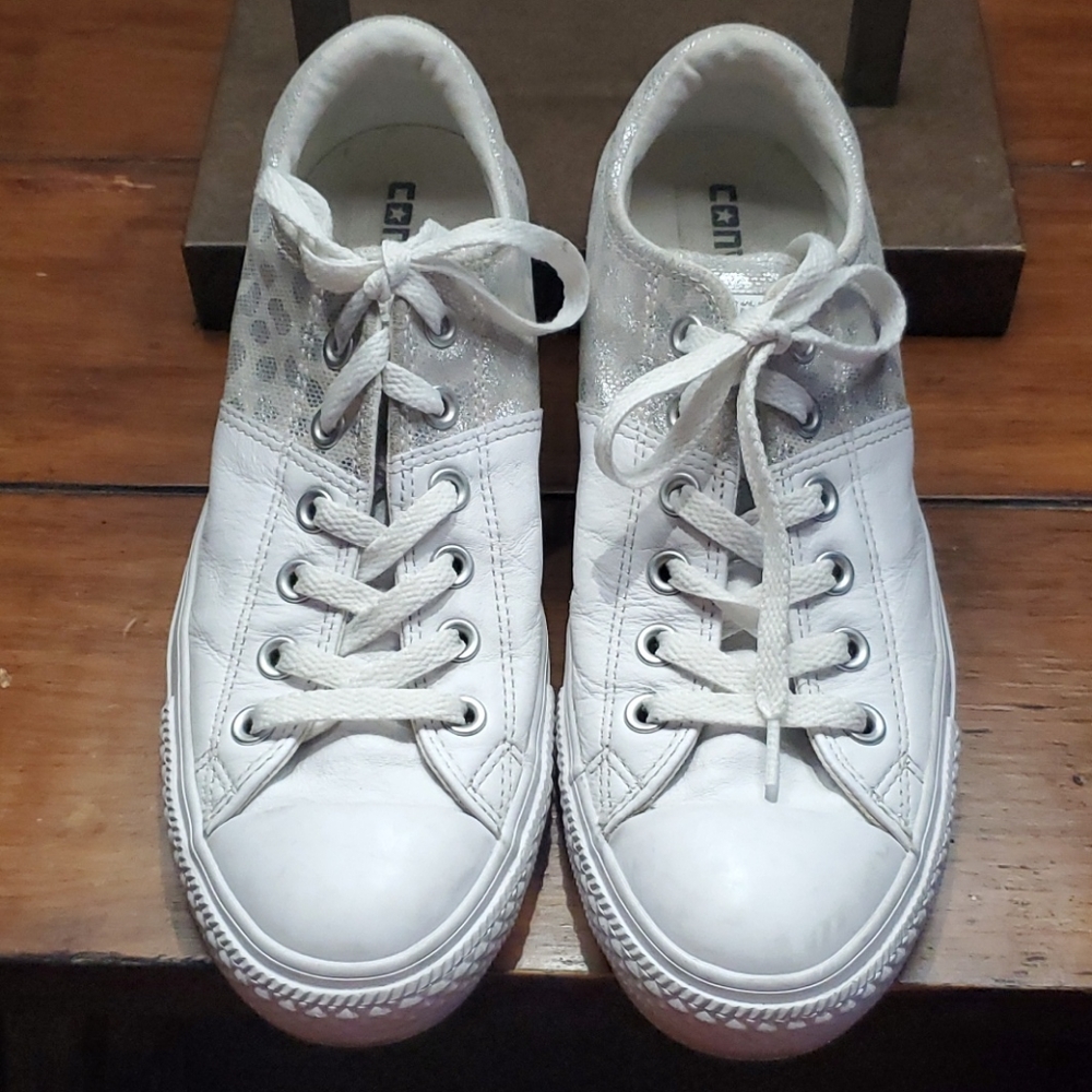 Converse All Star Sz 9 White and Silver